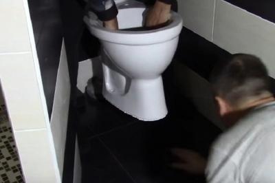 Крепление унитаза к полу &mdash; ТОП-5 способов с инструкциями!